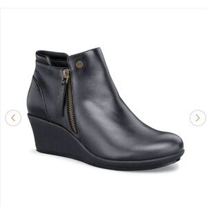 NWT Mozo Lola Slip Resistant women’s - Soft Toe Black Wedge Ankle Boots